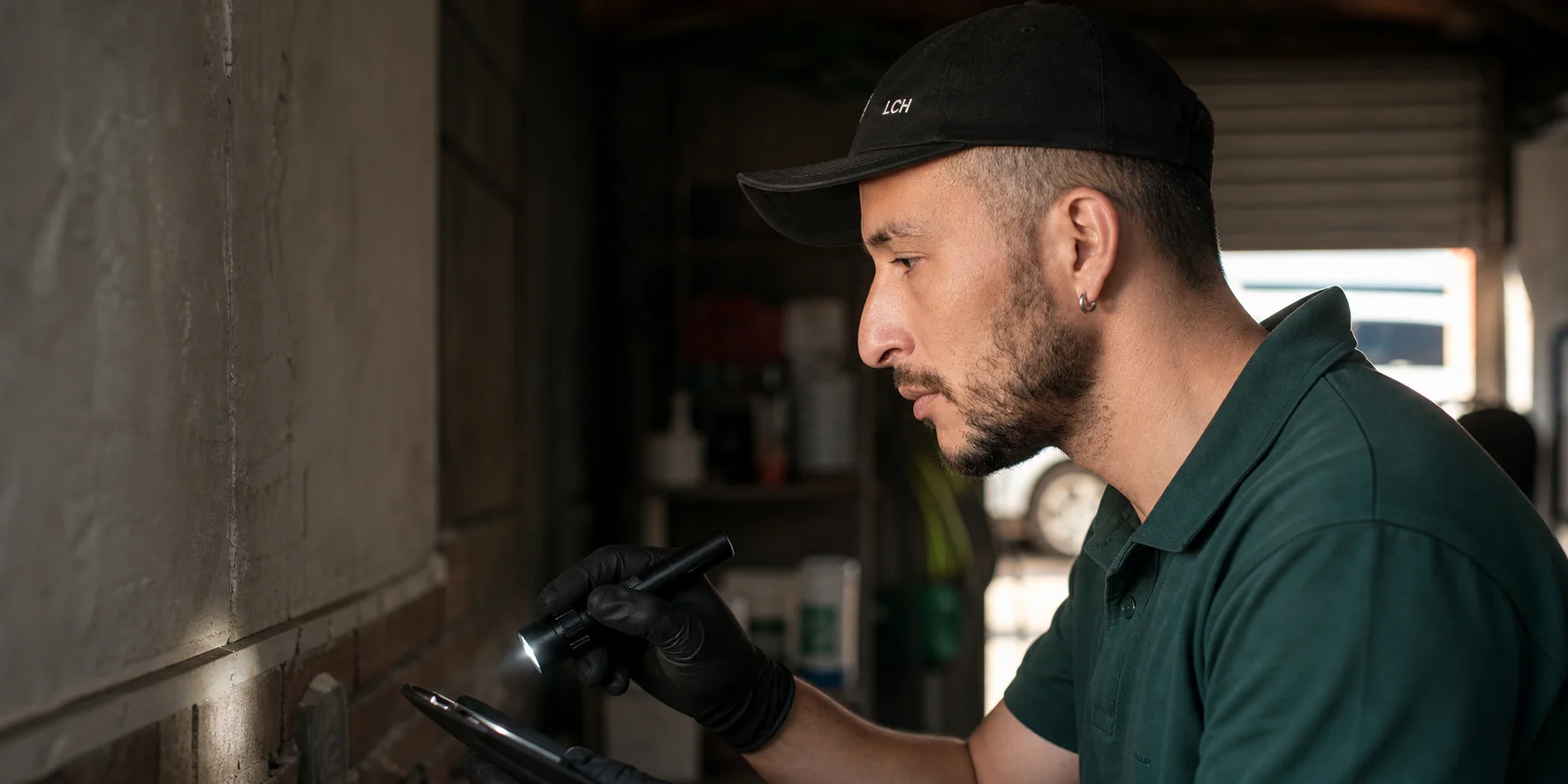 Luis, técnico de LCH, realizando una inspección profesional en Lomas del Mirador